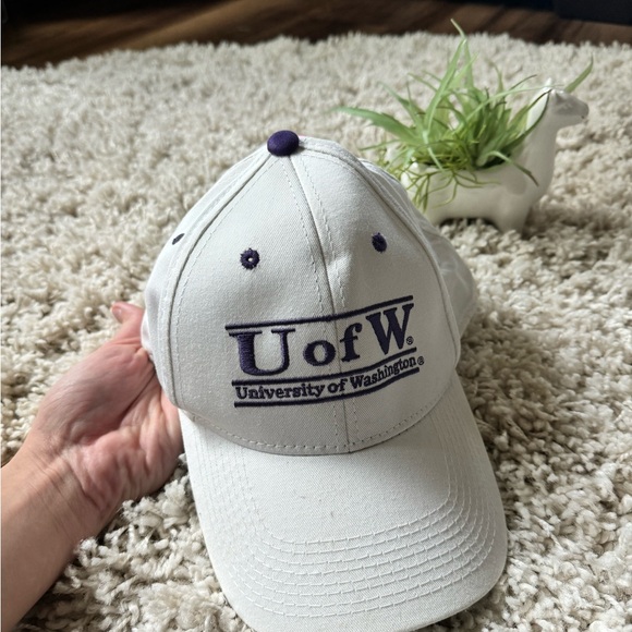 Super cute sporty athletic  University of Washington baseball cap U of W. - Picture 2 of 3